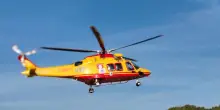 Precipita per sette metri dal tetto di uno stabilimento, grave un operaio