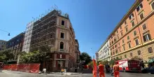 Crolla il solaio in una palazzina in centro a Roma, paura e nessun ferito