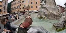 Il caldo tormenta i turisti, pi&ugrave; sensibili i francesi, stoici gli americani