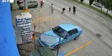 Tragedia sfiorata in Messico, un uomo si lancia in strada per salvare una bimba