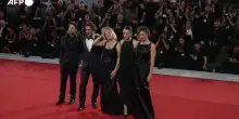 Il cast di &ldquo;L&rsquo;estranea&rdquo; sfila sul red carpet del Festival di Venezia
