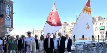 A Venezia regata con 100 barche, ciascuna con un articolo della Costituzione