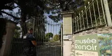 I ladri del museo in Costa Azzurra hanno lasciato met&agrave; del bottino nella fuga