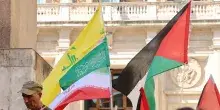 Bandiera di Hezbollah al sit-in contro il ddl antisemitismo, tensione tra i manifestanti