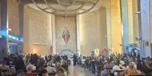 Chiesa e sagrato gremiti a Squinzano per l'ultimo saluto a Lorena