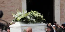 Omicidio-suicidio a Finale Ligure, folla ai funerali e lutto cittadino