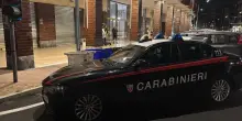 Donna trovata morta in casa nel Torinese, si cerca il fratello