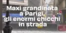 Maxi grandinata a Parigi, gli enormi chicchi in strada