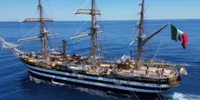 Nave Amerigo Vespucci incontra la costa orientale della Sicilia