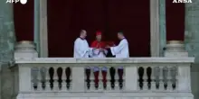 Papa Robert Francis Prevost si affaccia dalla Loggia di San Pietro