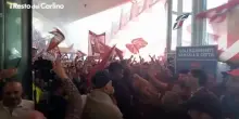 La Reggiana festeggia con i suoi tifosi la salvezza in serie B, il video