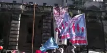 "Abortiamo pure voi", striscione contro il corteo Pro Vita a Roma