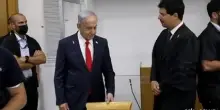 Netanyahu in aula per nuova udienza del suo lungo processo corruzione