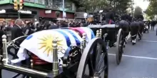 Applausi per corteo funebre di Pepe Mujica che attraversa Montevideo