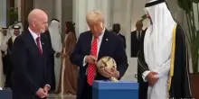 Trump firma il pallone dei Mondiali con l'emiro del Qatar e Infantino