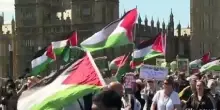 Migliaia di manifestanti pro-palestinesi marciano a Londra