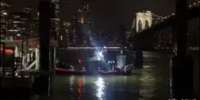 New York, nave si schianta contro il ponte di Brooklyn: due morti
