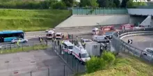 Pullman con alunni di elementare tampona un camion, morta una maestra