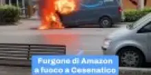 Furgone di Amazon a fuoco a Cesenatico: video