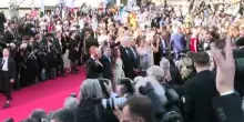 Cannes, Julian Assange e la moglie Stella sul red carpet