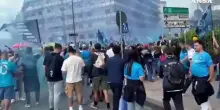 Volata scudetto, tifosi del Napoli cantano cori all'esterno del Maradona
