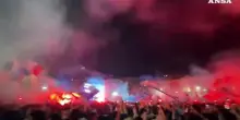 Napoli campione, la festa scudetto in piazza Plebiscito tra cori e fuochi d'artificio