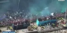 Festa Scudetto, i calciatori del Napoli sfilano sui bus scoperti