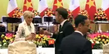 Macron e Brigitte ritrovano il sorriso dopo il presunto schiaffo