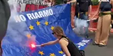 Corteo contro Meloni a Bologna, bruciata bandiera dell'Unione europea