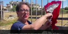 "Basta femminicidi", ad Afragola fiori bianchi nella carta rossa per Martina