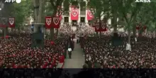 Il presidente di Harvard tra gli applausi: "Venite da tutto il mondo"