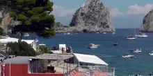 Beautiful a Capri, ciak tra mare e Piazzetta con Ridge, Brooke, Eric