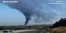Video, grosso incendio: la colonna di fumo nero si vede anche dalla spiaggia di Rimini