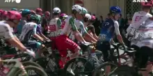 Giro d'Italia, passaggio in Vaticano: il Papa saluta i ciclisti