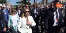Festa 2 giugno, Meloni scherza con cronisti: "Camminate facendo il moonwalk come Michael Jackson"