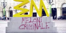 Torino, in piazza San Carlo compare la scritta "Meloni criminale"