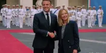 Macron da Meloni a Chigi, saluti e sorrisi nel cortile d'onore