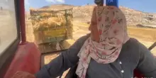 Alla guida di un trattore: una palestinese fra i pregiudizi e i coloni