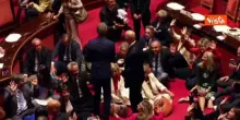 Decreto Sicurezza, Pd M5s e Avs in Aula si siedono in centro dell’Aula al Senato per protesta