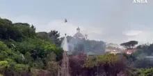 Fiamme sulla collina di Monte Mario a Roma, chiuse alcune strade