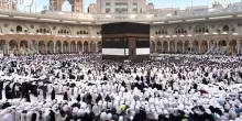 Pellegrinaggio alla Mecca, fedeli in preghiera per l'Eid al-Adha