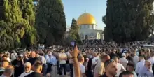 A Gerusalemme la preghiera dei palestinesi alla moschea di Al-Aqsa