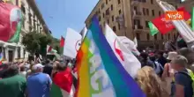 "Stop al massacro. Basta complicità", la scritta sullo striscione che apre il corteo pro Gaza a Roma