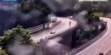 Due tir contromano in autostrada, il video choc