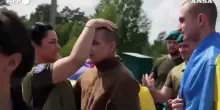 Scambio di prigionieri di guerra tra Russia e Ucraina: le scene di giubilo
