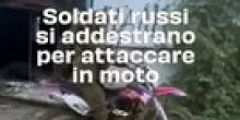 Soldati russi si addestrano per attaccare in moto