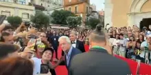 Taormina, Douglas, Franco, Reedus: star in piazza tra fan e selfie