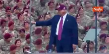 Trump balla sulle note di Ymca tra le truppe a Fort Bragg per 250esimo anniversario nascita esercito