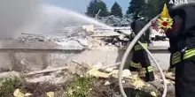 Ancona, incendio in un capannone durante la demolizione