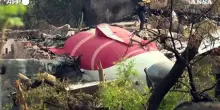 India, i resti dell'aereo precipitato ieri poco dopo il decollo